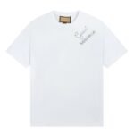 تيشيرت قصير الأكمام مطبوع عليه شعار غوتشي وبالنسياغا، موديل مشترك.