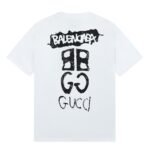 ⁦تيشيرت قصير الأكمام مطبوع عليه شعار غوتشي وبالنسياغا، موديل مشترك.⁩ - الصورة ⁦2⁩