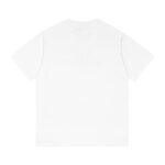 ⁦تيشيرت غوتشي الكلاسيكي بأكمام قصيرة وطبعة حروف جرافيتي.⁩ - الصورة ⁦2⁩