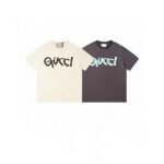 ⁦تيشيرت غوتشي الكلاسيكي بأكمام قصيرة وطبعة حروف جرافيتي.⁩ - الصورة ⁦3⁩