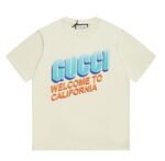 تيشيرت غوتشي الجديد بأكمام قصيرة وطبعة حروف.