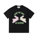 تيشيرت غوتشي بياقة دائرية وأكمام قصيرة مطبوع عليه أرنب.