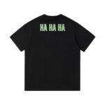 ⁦تيشيرت غوتشي بياقة دائرية وأكمام قصيرة مطبوع عليه أرنب.⁩ - الصورة ⁦2⁩