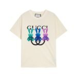 تيشيرت غوتشي ملون بطبعة أرنب وأكمام قصيرة.