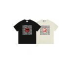 ⁦تيشيرت غوتشي GG بأكمام قصيرة وشعار GG مزخرف.⁩ - الصورة ⁦3⁩