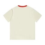 ⁦تيشيرت غوتشي الجديد، بأكمام قصيرة، بطبعة حروف على شكل كمثرى، بألوان متباينة.⁩ - الصورة ⁦2⁩