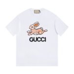 تيشيرت غوتشي الجديد بأكمام قصيرة وطبعة أرنب.