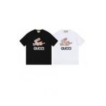 ⁦تيشيرت غوتشي الجديد بأكمام قصيرة وطبعة أرنب.⁩ - الصورة ⁦3⁩