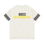 ⁦تيشيرت غوتشي وأديداس، بياقة دائرية وأكمام قصيرة، يحمل علامتي غوتشي وأديداس.⁩ - الصورة ⁦2⁩