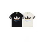 ⁦تيشيرت غوتشي وأديداس، بياقة دائرية وأكمام قصيرة، يحمل علامتي غوتشي وأديداس.⁩ - الصورة ⁦3⁩