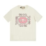 تيشيرت غوتشي الجديد باللون الوردي بأكمام قصيرة وشعار G المزدوج.