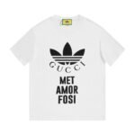 تيشيرت بأكمام قصيرة يحمل شعار غوتشي وأديداس X.