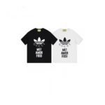 ⁦تيشيرت بأكمام قصيرة يحمل شعار غوتشي وأديداس X.⁩ - الصورة ⁦3⁩