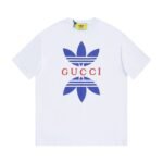 تيشيرت بأكمام قصيرة يحمل شعار غوتشي وأديداس X.