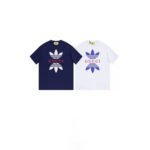 ⁦تيشيرت بأكمام قصيرة يحمل شعار غوتشي وأديداس X.⁩ - الصورة ⁦3⁩