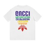 ⁦تيشيرت غوتشي أديداس × غوتشي جوينت سيريز بياقة دائرية وأكمام قصيرة.⁩ - الصورة ⁦2⁩