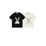 ⁦تيشيرت غوتشي G بأكمام قصيرة ورأس أرنب طويل الأذن.⁩ - الصورة ⁦3⁩