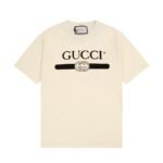 ⁦تيشيرت غوتشي الكلاسيكي بأكمام قصيرة ومطبوع عليه شعار غوتشي⁩ - الصورة ⁦2⁩