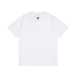 ⁦تيشيرت ديور قصير الأكمام بطبعة طائر الغابة ونجمة خماسية الشكل.⁩ - الصورة ⁦2⁩