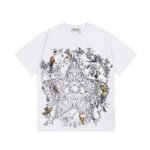 تيشيرت ديور قصير الأكمام بطبعة طائر الغابة ونجمة خماسية الشكل.