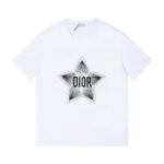 تيشيرت ديور دي الجديد بأكمام قصيرة ومطرز ثلاثي الأبعاد بشعار نجمة خماسية.