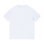 ⁦تيشيرت ديور دي الجديد بأكمام قصيرة ومطرز ثلاثي الأبعاد بشعار نجمة خماسية.⁩ - الصورة ⁦2⁩