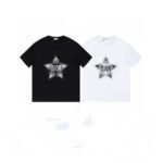 ⁦تيشيرت ديور دي الجديد بأكمام قصيرة ومطرز ثلاثي الأبعاد بشعار نجمة خماسية.⁩ - الصورة ⁦3⁩