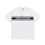 تيشيرت ديور بأكمام قصيرة وطبعة شعار ديور.