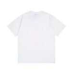 ⁦تيشيرت ديور CD أزرق متدرج، بإطار حروف جرافيتي، مطرز بتطريز رائع، بأكمام قصيرة.⁩ - الصورة ⁦2⁩