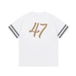 ⁦تيشيرت ديور مطرز بأحرف متداخلة وأكمام قصيرة.⁩ - الصورة ⁦2⁩