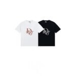 ⁦تيشيرت ديور بأكمام قصيرة مطرز بنقشة زهور.⁩ - الصورة ⁦3⁩