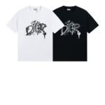 ⁦تيشيرت ديور الكلاسيكي الجديد بأكمام قصيرة وشعار جرافيتي⁩ - الصورة ⁦3⁩