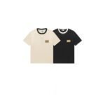 ⁦تيشيرت ديور الجديد بأكمام قصيرة وشعار صغير بألوان متباينة.⁩ - الصورة ⁦3⁩