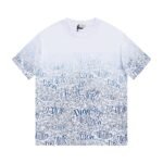 تيشيرت ديور بطبعة متدرجة وأكمام قصيرة.