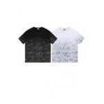 ⁦تيشيرت ديور بطبعة متدرجة وأكمام قصيرة.⁩ - الصورة ⁦3⁩