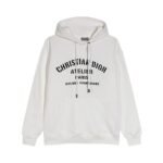 سويت شيرت ديور بغطاء رأس وربطة عنق من قماش تيري رغوي بشعار ديور ثلاثي الأبعاد.