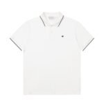 تيشيرت بولو ديور الجديد بأكمام قصيرة بطية صدر عالية.