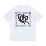 ⁦تيشيرت قصير الأكمام مطبوع عليه شعار ديور الجديد.⁩ - الصورة ⁦2⁩