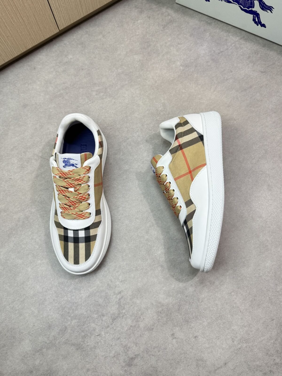 ⁦حذاء رياضي كاجوال فاخر من بربري⁩ - الصورة ⁦2⁩