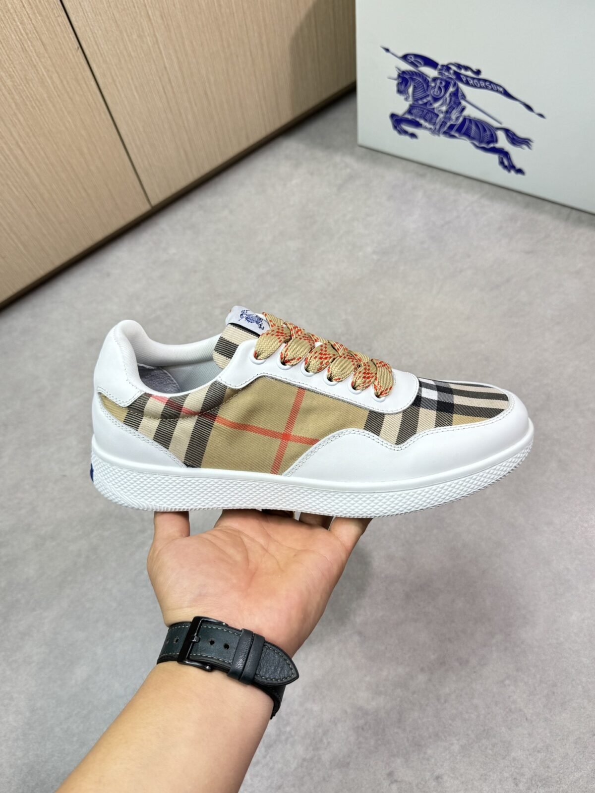 ⁦حذاء رياضي كاجوال فاخر من بربري⁩ - الصورة ⁦3⁩