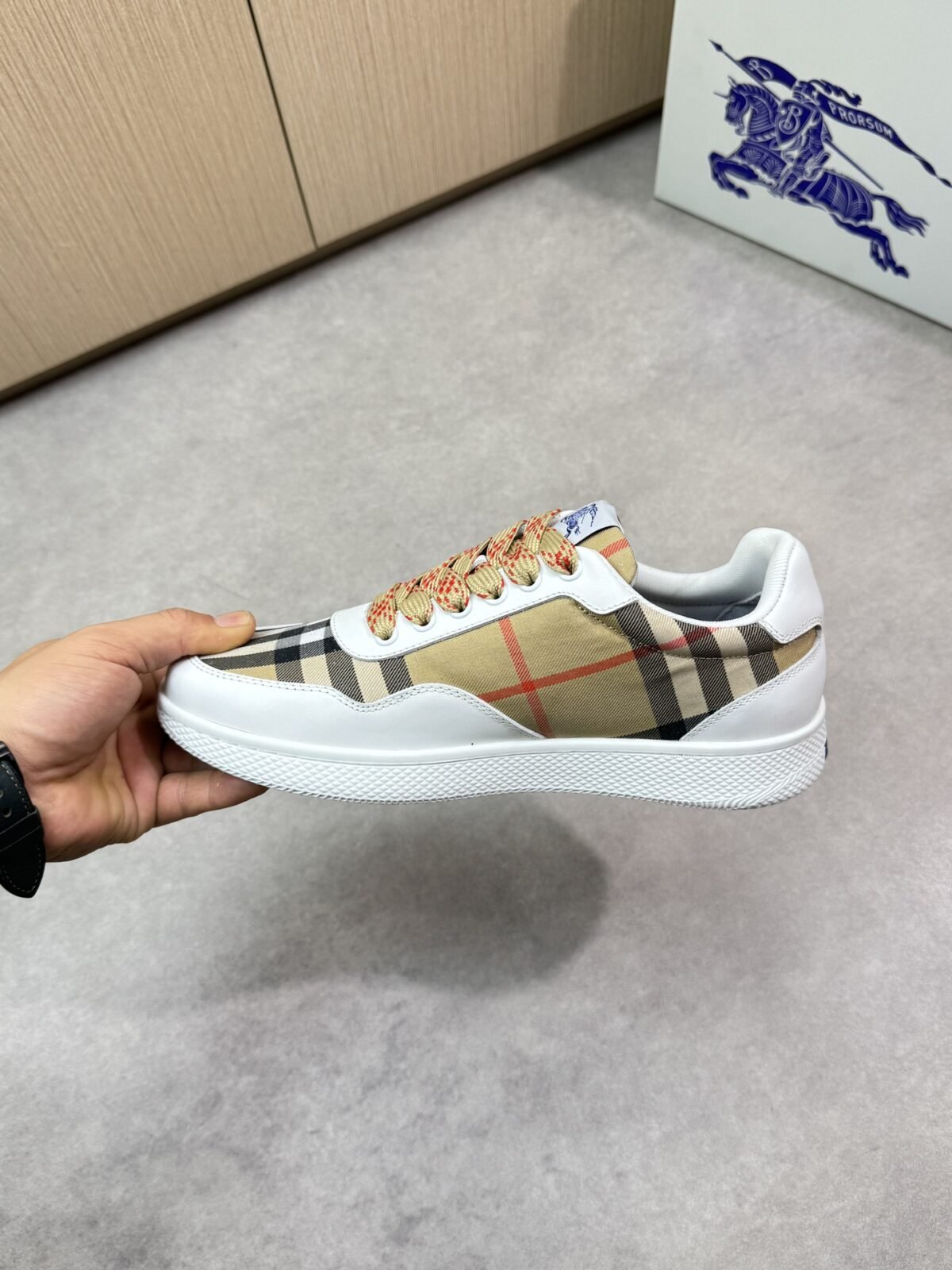 ⁦حذاء رياضي كاجوال فاخر من بربري⁩ - الصورة ⁦4⁩