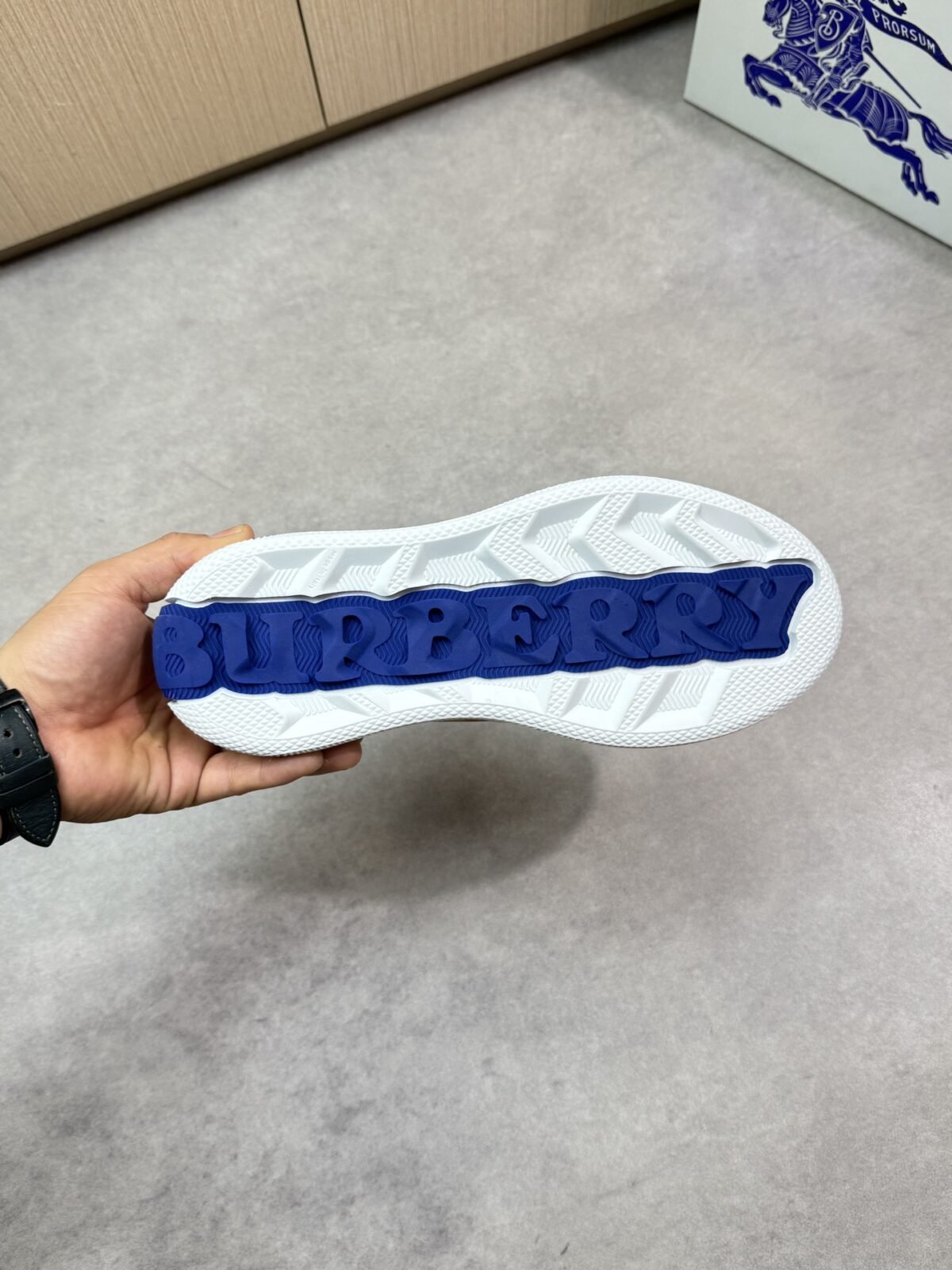 ⁦حذاء رياضي كاجوال فاخر من بربري⁩ - الصورة ⁦7⁩