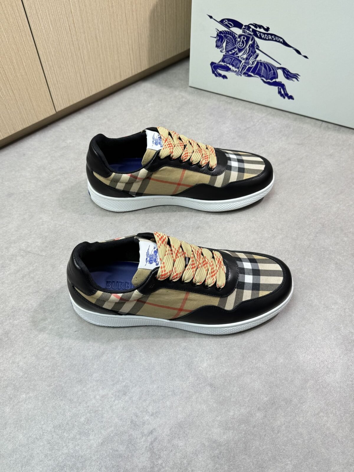 wsxc1750541526168_0 حذاء رياضي كاجوال فاخر من بربري - الصورة 1