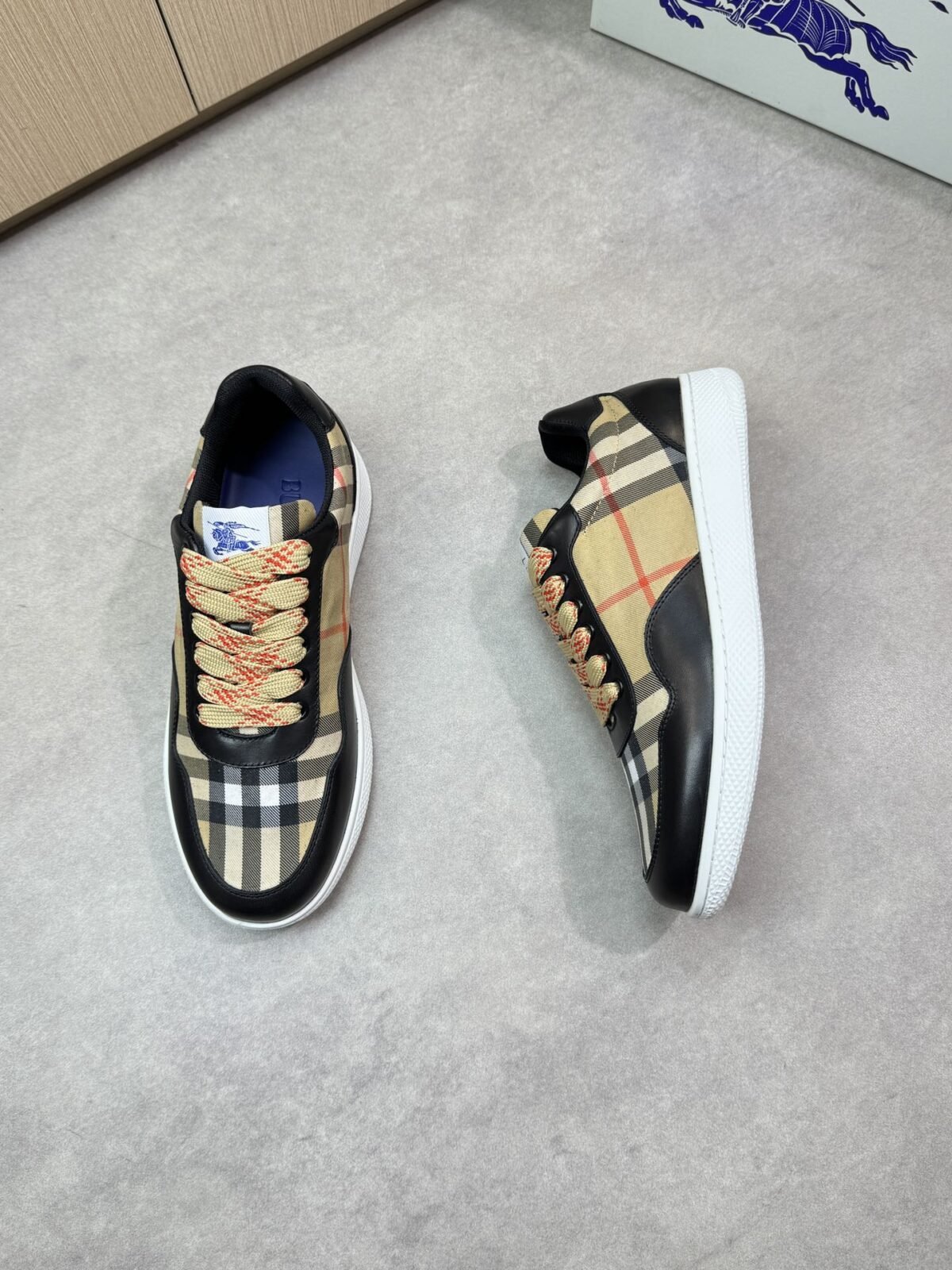 ⁦حذاء رياضي كاجوال فاخر من بربري⁩ - الصورة ⁦2⁩