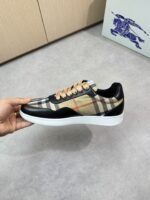 ⁦حذاء رياضي كاجوال فاخر من بربري⁩ - الصورة ⁦4⁩