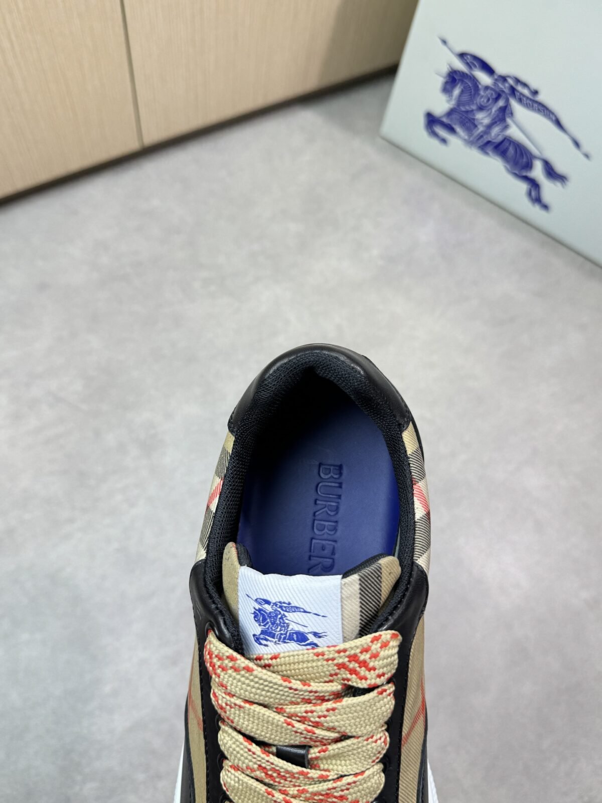 ⁦حذاء رياضي كاجوال فاخر من بربري⁩ - الصورة ⁦5⁩