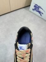 ⁦حذاء رياضي كاجوال فاخر من بربري⁩ - الصورة ⁦5⁩