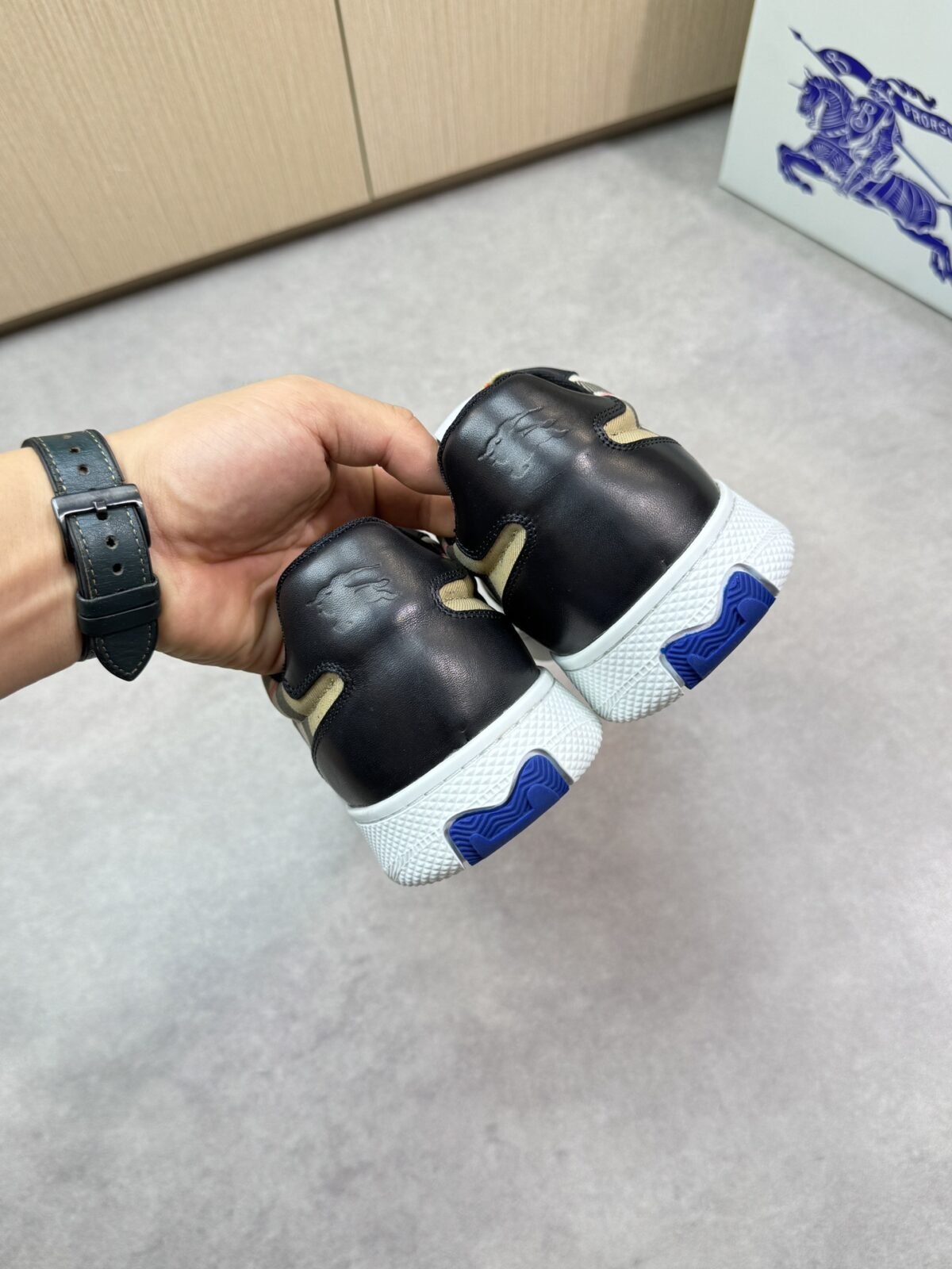 ⁦حذاء رياضي كاجوال فاخر من بربري⁩ - الصورة ⁦6⁩