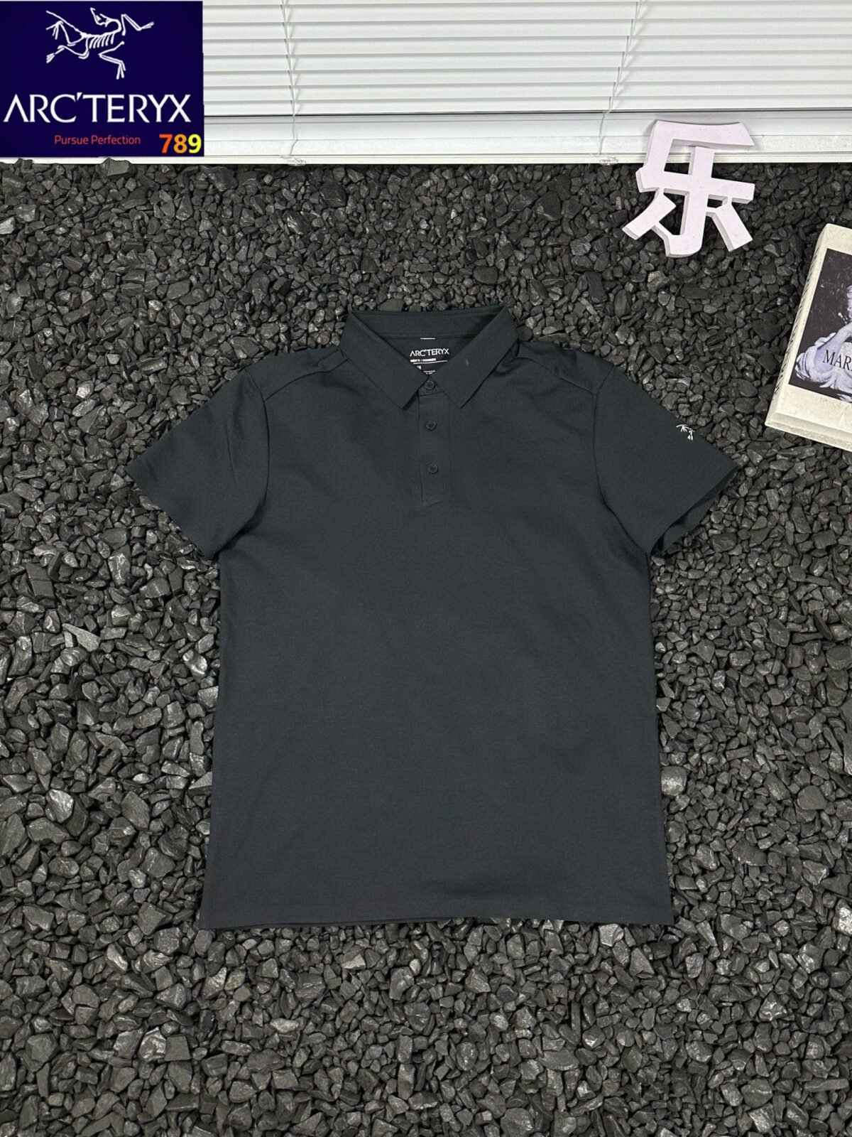 ⁦تيشيرت بولو أركتريكس الحضري العملي البسيط بلون سادة، مناسب للجنسين، بأكمام قصيرة، يسمح بمرور الهواء، مريح للجلد.⁩ - الصورة ⁦2⁩