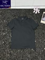 ⁦تيشيرت بولو أركتريكس الحضري العملي البسيط بلون سادة، مناسب للجنسين، بأكمام قصيرة، يسمح بمرور الهواء، مريح للجلد.⁩ - الصورة ⁦2⁩